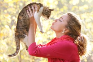 women kissing her cat