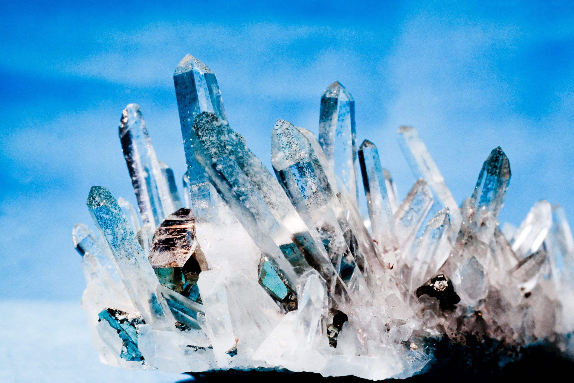 Кристаллическая волна. Айси ледяные Кристаллы. Красивые Кристаллы. Кристаллы в природе. Горный хрусталь Кристалл.